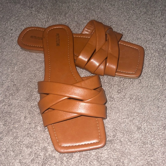 NWOT PrettyLittleThing Sandals Wmns Size 8 - Picture 1 of 2